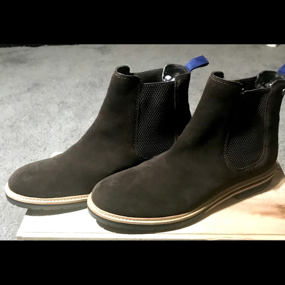 original penguin men Suede Chelsea boots. Size 10.